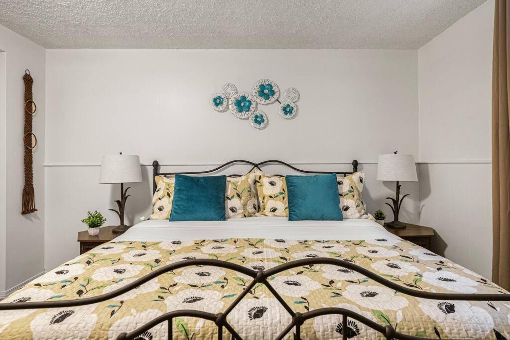 Voyager'S Hub- Calgary Innercity 3Bd 4Bed Sleeps 8 Exterior photo