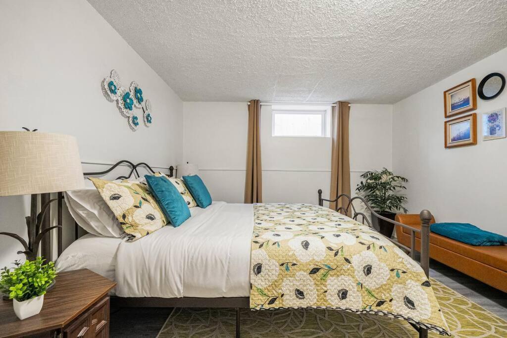 Voyager'S Hub- Calgary Innercity 3Bd 4Bed Sleeps 8 Exterior photo